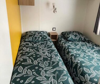 Chambre avec deux lits simples dans le Mobil-Home tout confort avec Clim