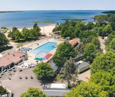 Piscine extérieure et plage au Mobil-Home tout confort avec Clim
