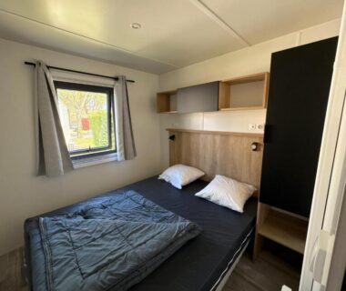 Chambre avec lit double et fenêtre dans le Mobil-Home tout confort climatisé 6p Camping Mayotte Vacances
