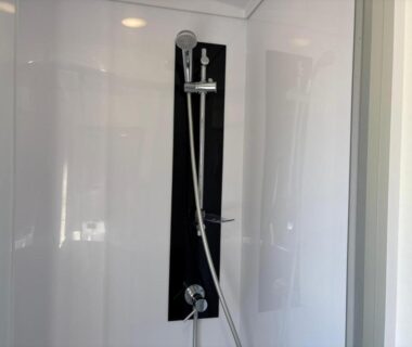 Salle d'eau avec douche et pommeau dans le Mobil-Home tout confort climatisé 6p Camping Mayotte Vacances