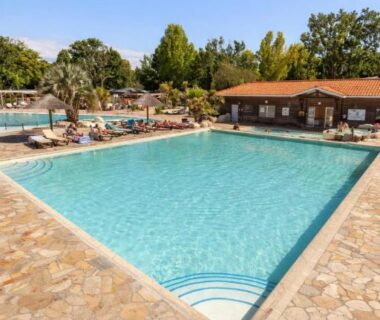 Piscine extérieure avec transats au Mobil-Home tout confort climatisé 6p Camping Mayotte Vacances accès direct Lac de Biscarosse