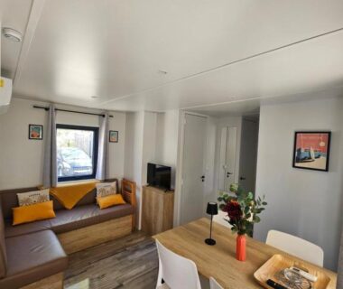 Intérieur salon avec canapé et table à manger du Mobil-Home tout confort climatisé 6p Camping Mayotte Vacances