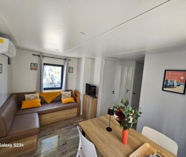 Salon lumineux avec canapé et table à manger dans le Mobil-Home tout confort climatisé 6p Camping Mayotte Vacances