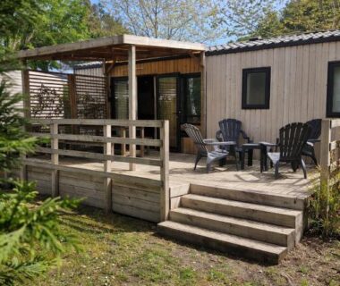 Terrasse en bois avec chaises au Mobil-Home tout confort climatisé 6p Camping Mayotte Vacances accès direct Lac de Biscarosse
