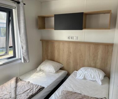 Intérieur avec deux lits simples dans le Mobil-Home tout confort climatisé 6p Camping Mayotte Vacances accès direct Lac de Biscarosse