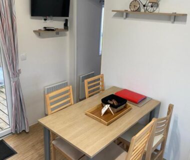 Coin repas avec table et chaises dans le Mobil Home tout confort du Domaine de Dugny