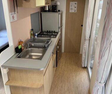 Intérieur avec cuisine et couloir dans le Mobil Home tout confort du Domaine de Dugny