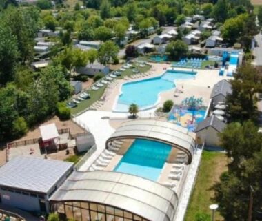 Piscines extérieures et bassin couvert vues du ciel au Domaine de Dugny