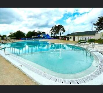 Piscine extérieure et terrasse au Mobil Home tout confort dans le Domaine de Dugny