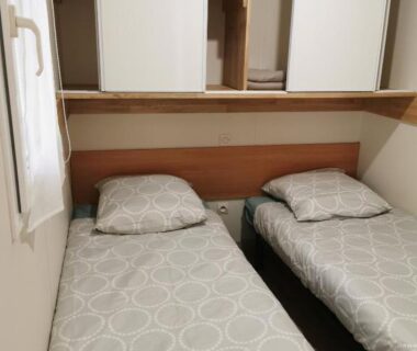 Chambre avec deux lits simples dans le Mobil-home