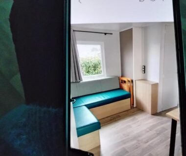 Intérieur coin salon avec banquette et fenêtre du Mobil home
