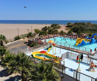Plage et piscine avec toboggans face à la mer au Mobil home