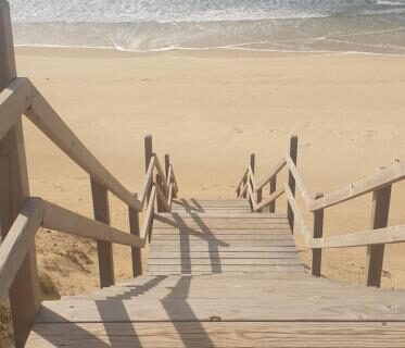 Escalier en bois vers la plage et la mer au Mobil-home