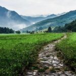 Campagne avec chemin et montagnes au Mobil-home