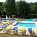 Piscine extérieure avec transats au Mobil home