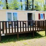 Terrasse en bois devant mobil-home au Mobil-home 159 du camping Les Clarines