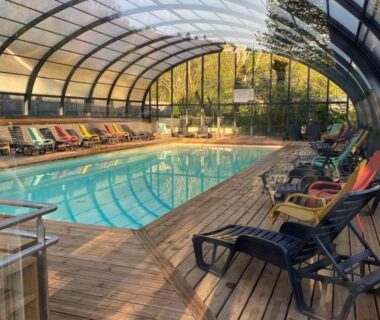 Piscine couverte avec transats sous dôme au Mobil-home 159 camping Les Clarines