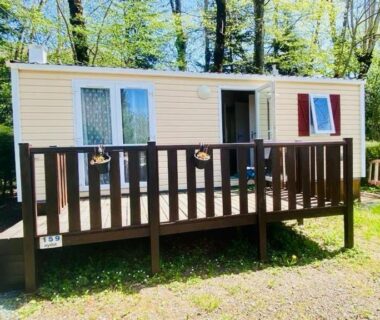 Terrasse en bois devant mobil-home au Mobil-home 159 du camping Les Clarines