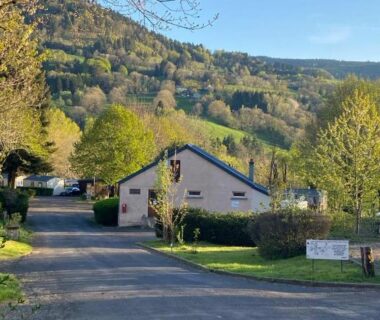 Allée et bâtiment au pied des montagnes au mobil-home 159 du camping Les Clarines