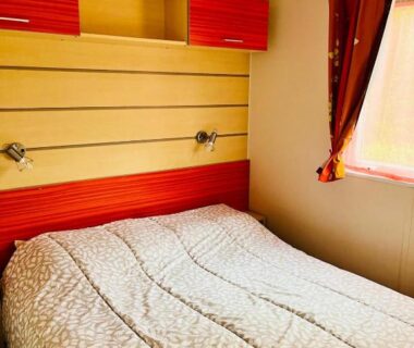 Chambre avec lit double dans le mobil-home 159 camping Les Clarines