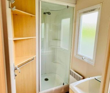 Salle d'eau avec cabine de douche et lavabo dans le mobil-home 159 camping Les Clarines