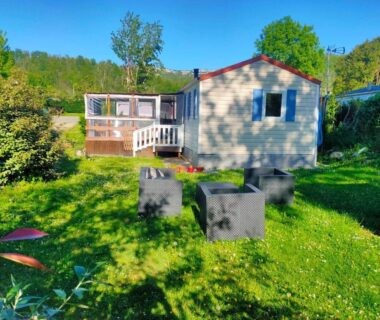 Pelouse avec salon extérieur devant le Mobil-home