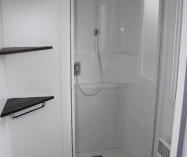 Salle d'eau avec cabine de douche dans le Mobil-home