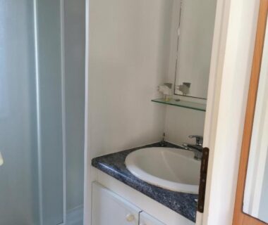 Salle de bains avec lavabo et douche du Mobil-home