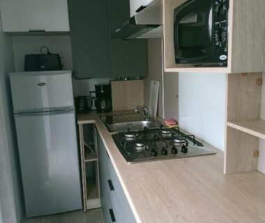 Intérieur kitchenette avec réfrigérateur micro-ondes et plaque gaz du mobil home