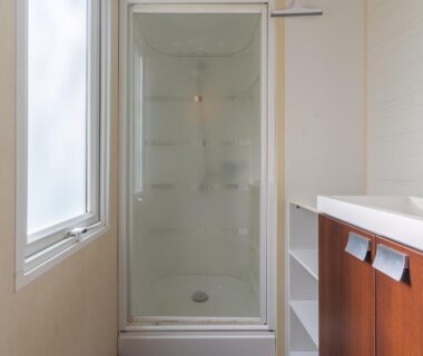 Salle de bain avec cabine de douche et lavabo du mobil-home
