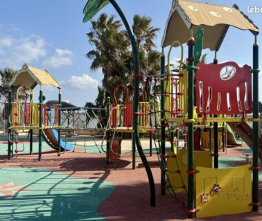 Aire de jeux extérieure avec structures colorées au Mobil home