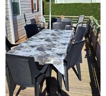 Terrasse en bois avec table et chaises du Mobil home
