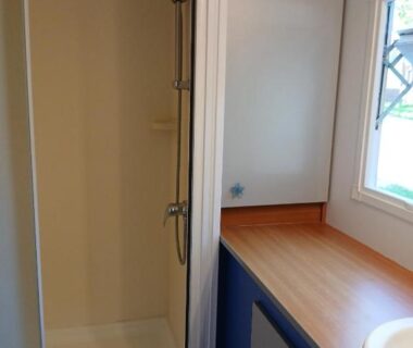 Salle d'eau avec douche et lavabo dans le Mobil home