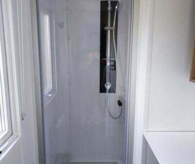 Cabine de douche dans la salle de bain du Mobil home