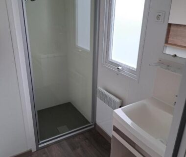 Salle de bains avec douche et lavabo dans le mobil-home Domaine de Kerlann