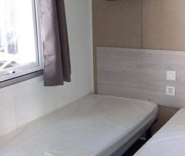Chambre intérieure avec deux lits simples dans le Mobil home 2 chambres à St brėvin les pins 44