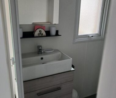Salle d'eau avec lavabo et meuble sous lavabo dans le mobil home 2 chambres à St brėvin les pins 44