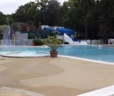 Piscine extérieure avec bassins et toboggans au Mobil home 2 chambres à St brėvin les pins 44