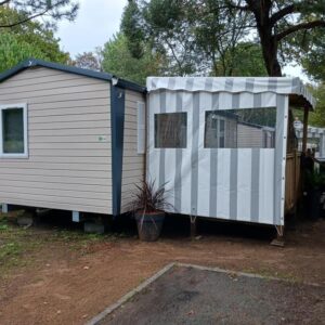 Sur l'emplacement mobil home avec terrasse couverte du Mobil home 2 chambres à St brėvin les pins 44