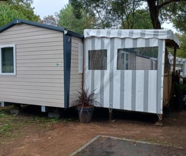 Sur l'emplacement mobil home avec terrasse couverte du Mobil home 2 chambres à St brėvin les pins 44
