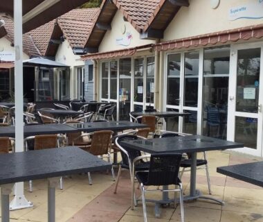 Terrasse extérieure avec tables et chaises au Mobil home 2 chambres à St Brévin les Pins 44
