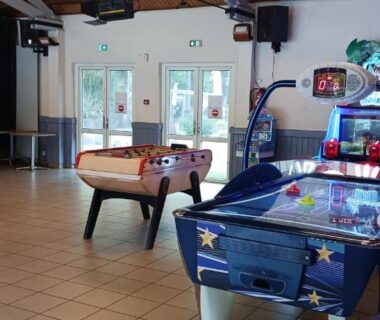 Salle de jeux avec bornes d'arcade et baby-foot près du Mobil home 2 chambres à St brėvin les pins 44