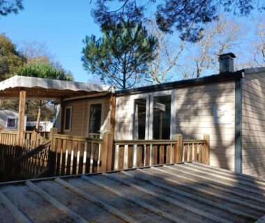 Terrasse en bois devant le mobil home 2 chambres à St Brévin les Pins