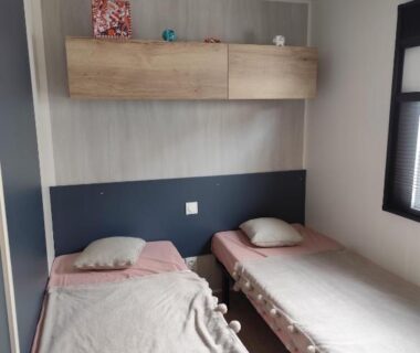 Intérieur avec deux lits simples dans le Mobil home 2 chambres camping 4 étoiles Vias