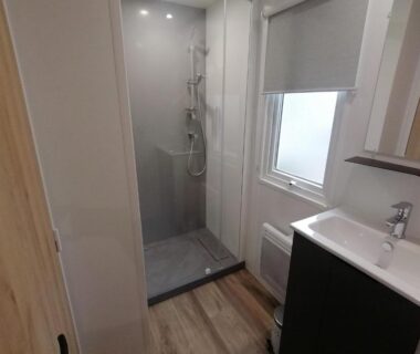 Salle de bains avec douche et lavabo du Mobil home 2 chambres camping 4 étoiles Vias