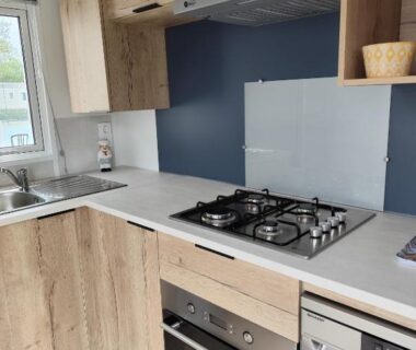 Cuisine équipée dans le mobil home 2 chambres camping 4 étoiles Vias