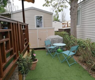 Espace extérieur avec salon de jardin au Mobil home 2 chambres camping 4 étoiles vias