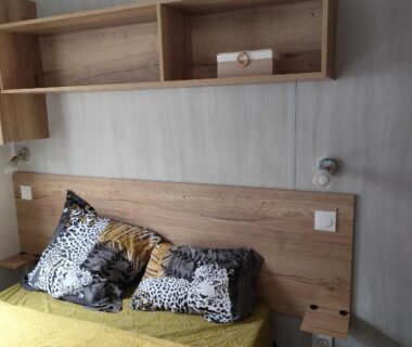 Chambre avec lit deux places et étagères dans le mobil home 2 chambres camping 4 étoiles Vias