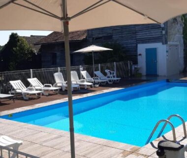 Piscine extérieure et transats au Mobil home 2 chambres climatisé Domaine du Vieux Moulin Camping 3 étoiles
