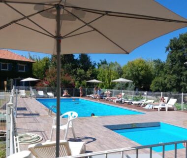 Piscine extérieure avec parasols et transats au Mobil home 2 chambres climatisé du Domaine du Vieux Moulin